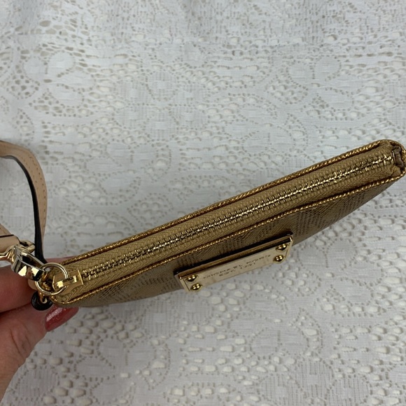 Michael Kors Gold leather Wristlet Clutch Wallet Gold hardware Lined Pocket EUC - Picture 5 of 13